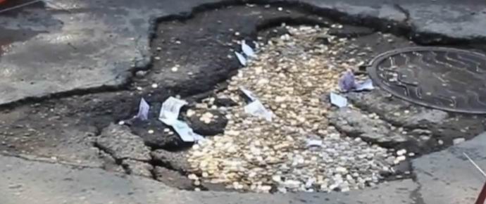 Venäläiset pommittivat kaivoa rahalla