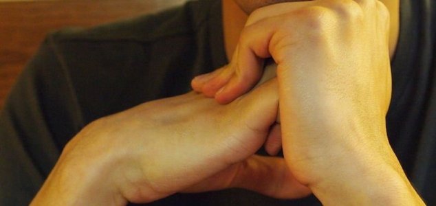 Ihmisen kädet ovat primitiivisempiä kuin simpanssin kädet