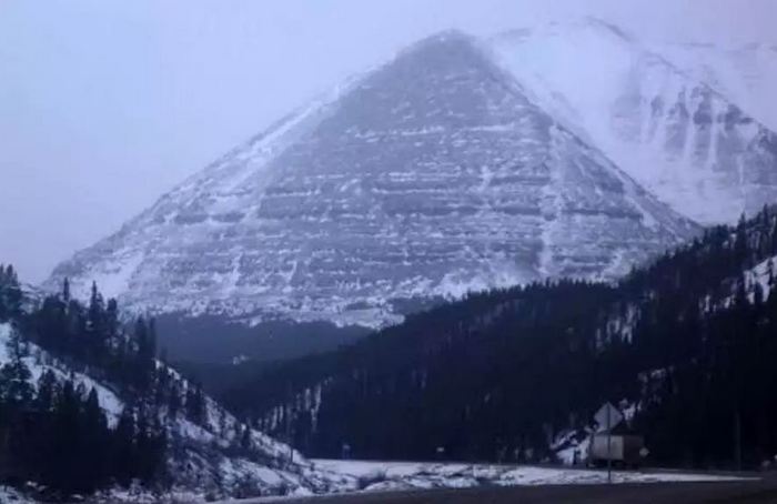 Jäisen Alaskan ihmisen aiheuttamat pyramidit