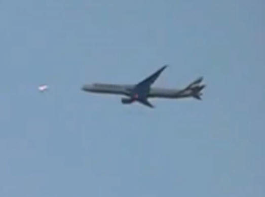 Laskukone lensi UFO: n ohi