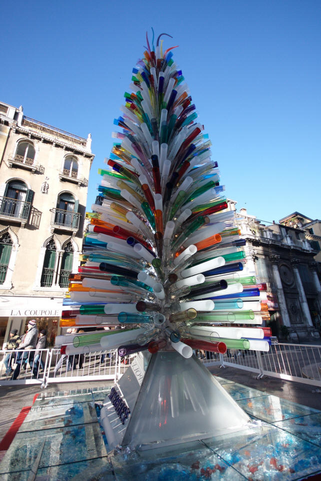 outoja uudenvuoden puita