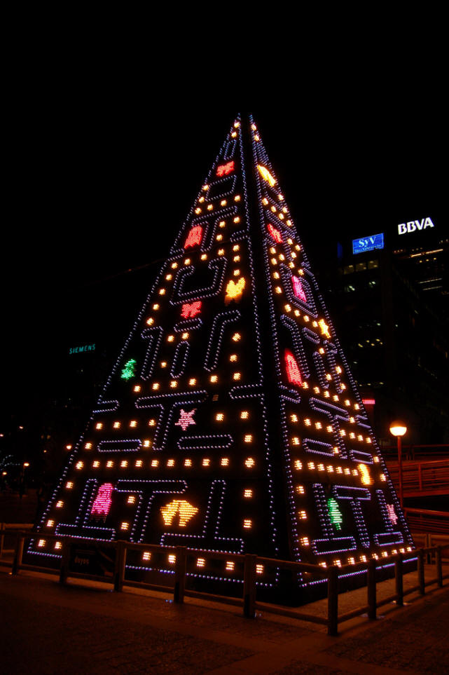 outoja uudenvuoden puita