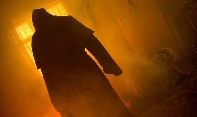 Valokuvannut mustan munkin haamu peiliin