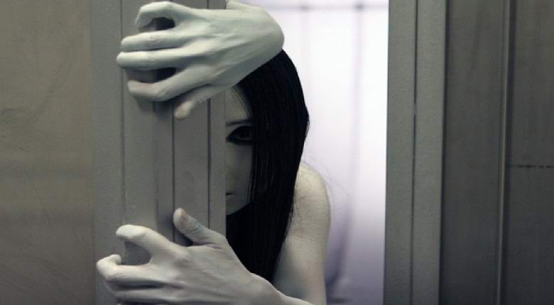 Valokuvannut haamu oven ulkopuolella