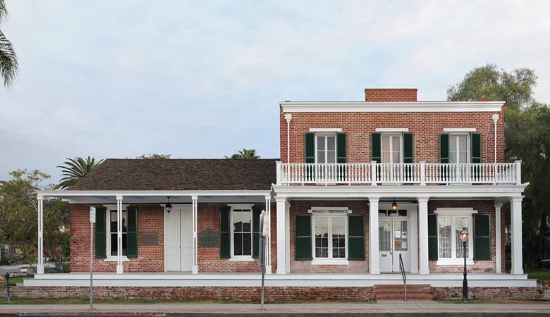 Valokuvannut pitkien tukkien naisen haamu