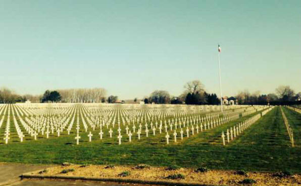 Koulupoika otti kuvan aaveesta, joka vartioi sotilaiden haudoita