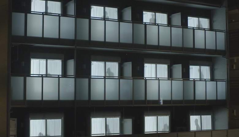 Ikkunaverhojen siluetit suojaavat yksinäisiä japanilaisia ​​naisia