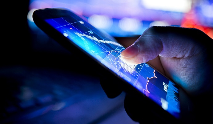 Näytön tai älypuhelimen lähettämä sininen valo nopeuttaa ikääntymisprosessia