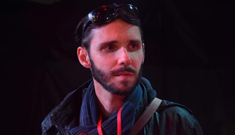 Sokea matkustaja selviää itsenäisesti suurimmasta suola-autiomaasta