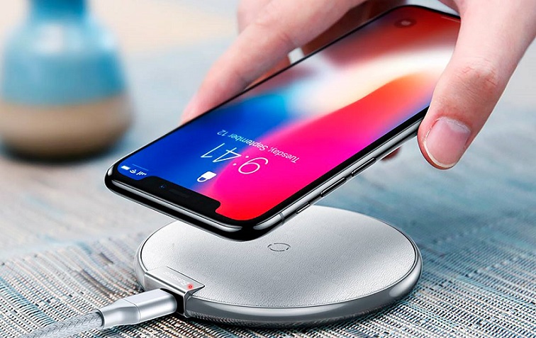 Älypuhelinta voidaan ladata kahden metrin päässä laturista