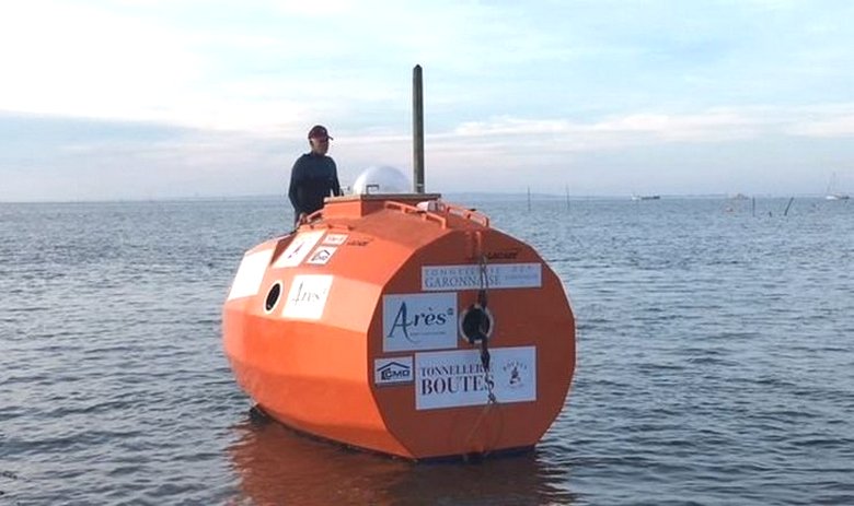 Juhli uutta vuotta tynnyrillä, joka roikkuu Atlantin rannalla