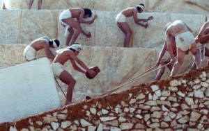 Selvisi kuka rakensi Egyptin pyramidit