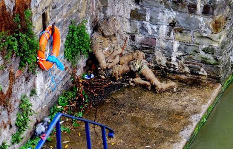 Outo nukke pelottaa Bristolin asukkaita