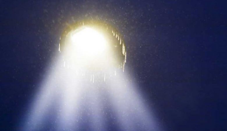 Oudot siniset valot taivaalla Venäjän pääkaupungin yli