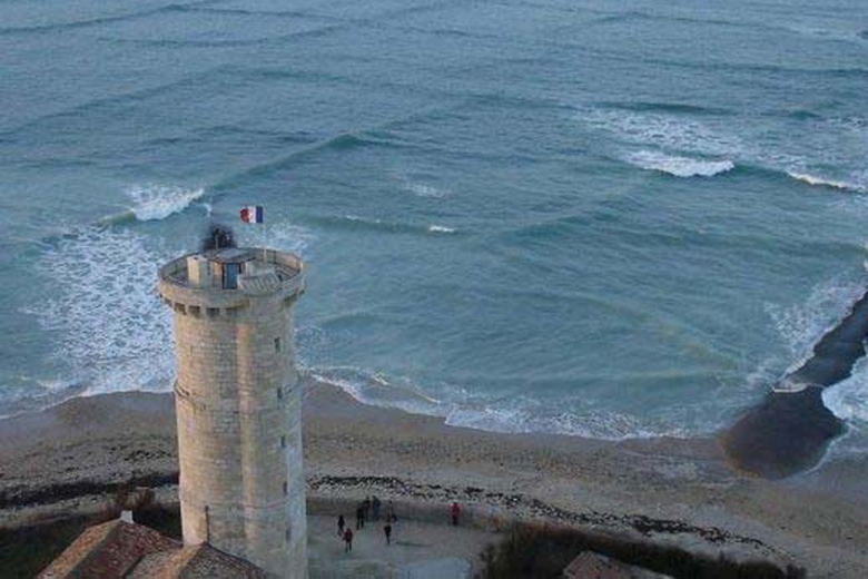 Outoja neliöitä vedessä