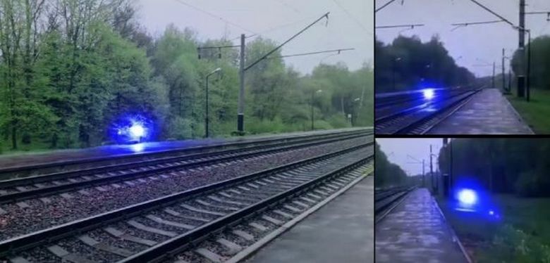 Oudon sininen valoisa pallo lentää rautatien yli ja räjähtää sitten.