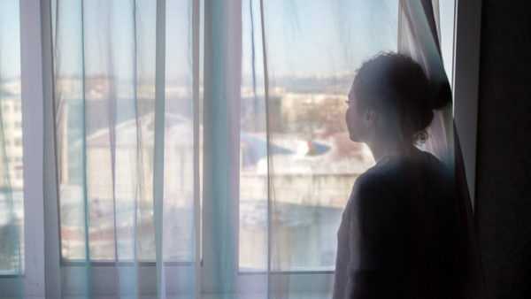 Katso ulos ikkunasta, kun hautajaiset ovat käynnissä 