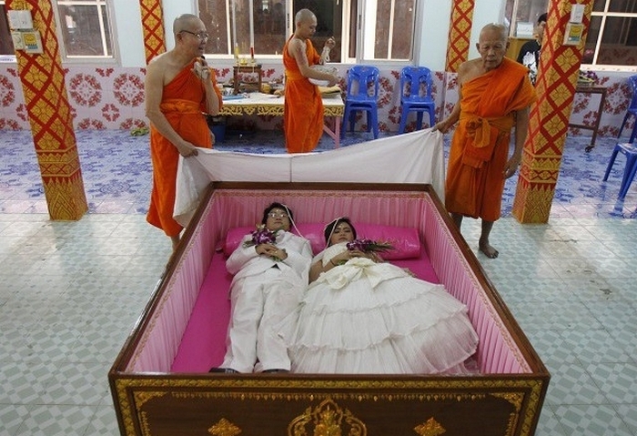 Häät arkussa - kunnianosoitus muotille tai harmonian pyrkimyksille?