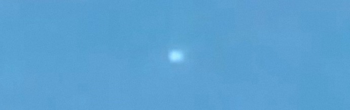 Hehkuva UFO ja osa hylyistä, jotka kaatuivat maahan