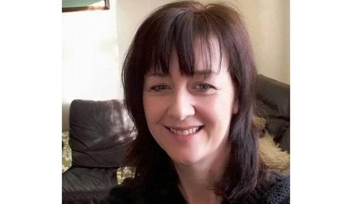 Puun takana ulos katselevan naisen valoisa kummitus