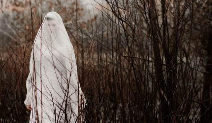 Salaperäinen aave osoittautui hulluksi naiseksi, joka pakeni mielisairaalasta