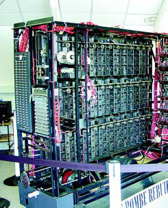 Täysi ja toimiva kopio Bombesta Kansallisessa tietokonemuseossa Bletchley Parkissa (Iso-Britannia)