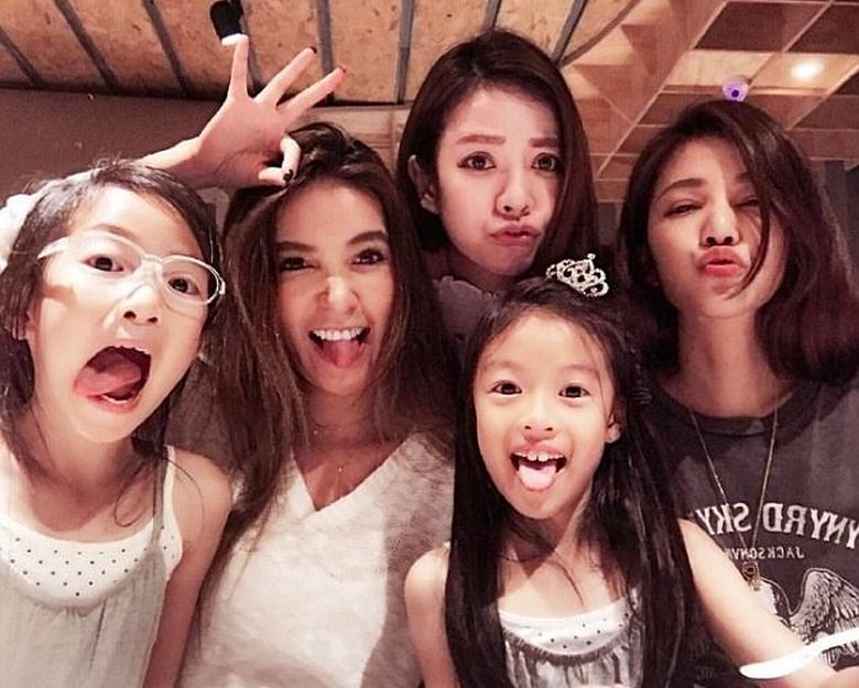 Taiwanilainen ikäisten naisten perhe