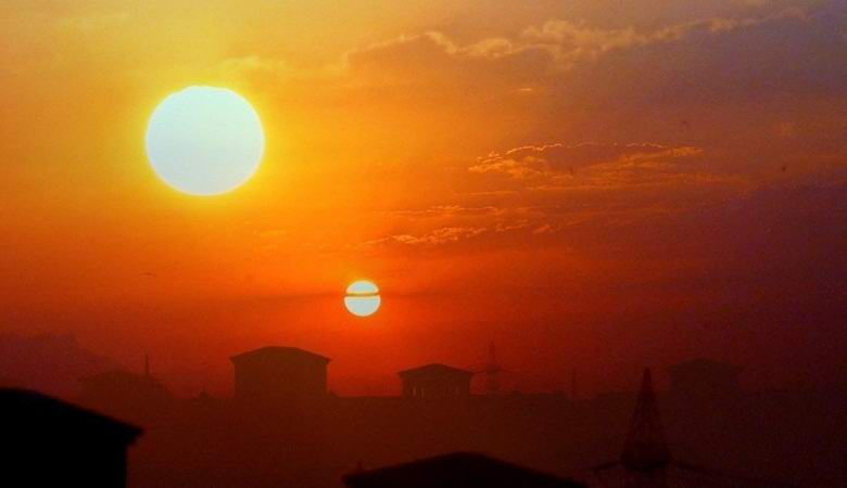 Texan ampui kaksi salaperäistä aurinkoa horisontissa