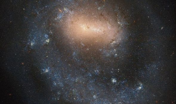 Hubble-teleskooppi sieppaa 'yhden aseen' galaksin 