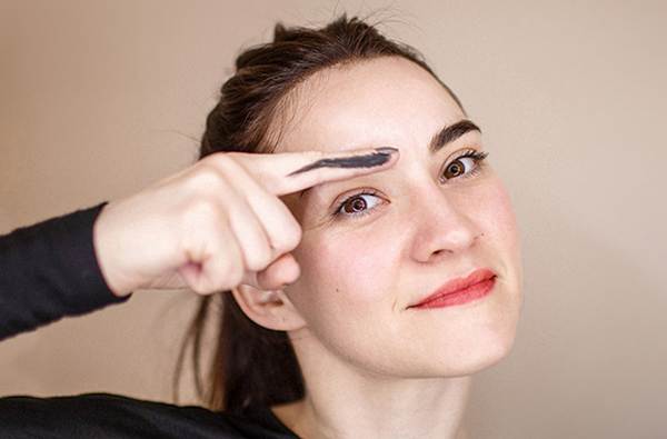 ennen näppylä oikealla kulmakarvalla 