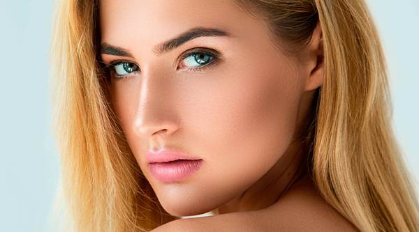 näppylöitä kulmakarvoissa 