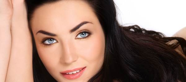 ennen näppylä kulmakarvojen välissä 