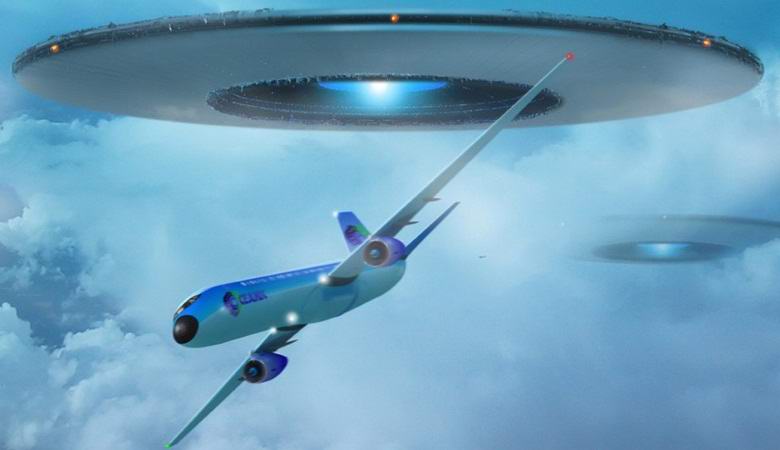 Kolme valoisaa UFO: ta mukana lentokoneessa