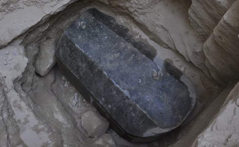 Tutkijat paljastivat salaperäisen mustan sarkofagin Egyptissä