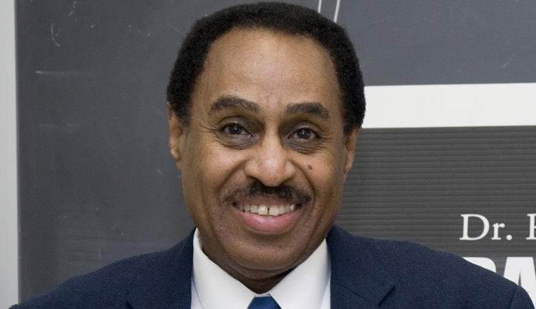 Tiedemies yrittää luoda aikakoneen isänsä pelastamiseksi