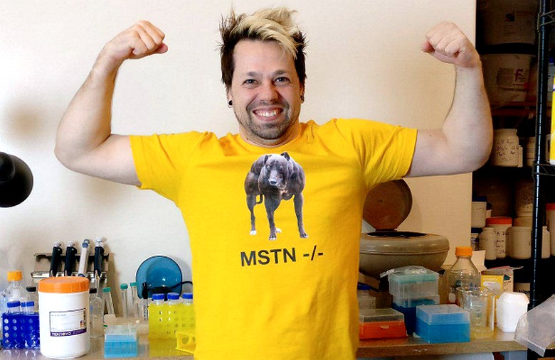 Tiedemies kokeilee DNA: ta.