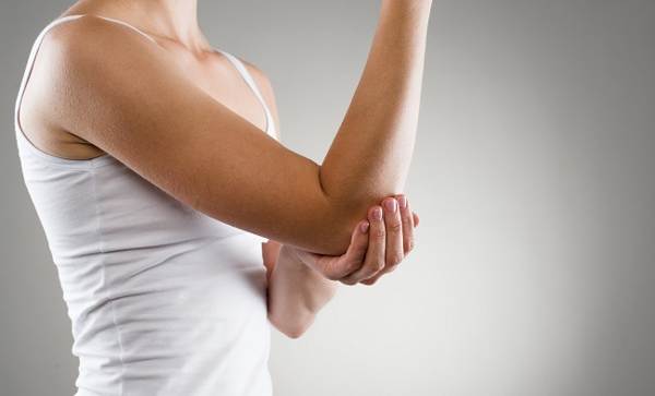 vasemman kyynärpään isku 