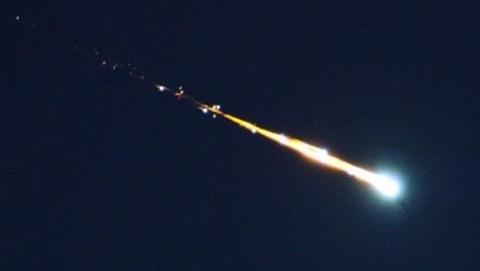 Upea video meteorin lentämisestä purkautuvan tulivuoren yli