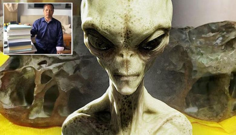 Ufaologi Kiinasta Li Jianmin tutkii ulkomaalaisen kalloa