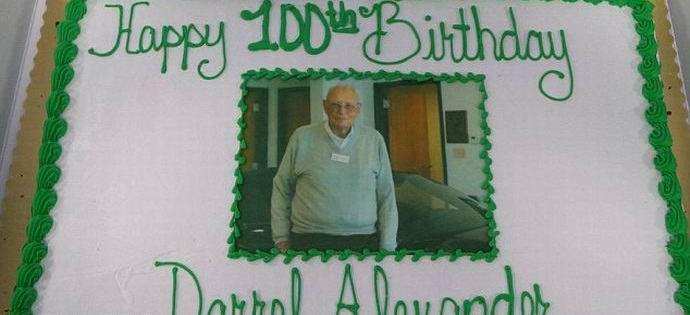 Menestyvä amerikkalainen autokauppias juhlii vuosisataa