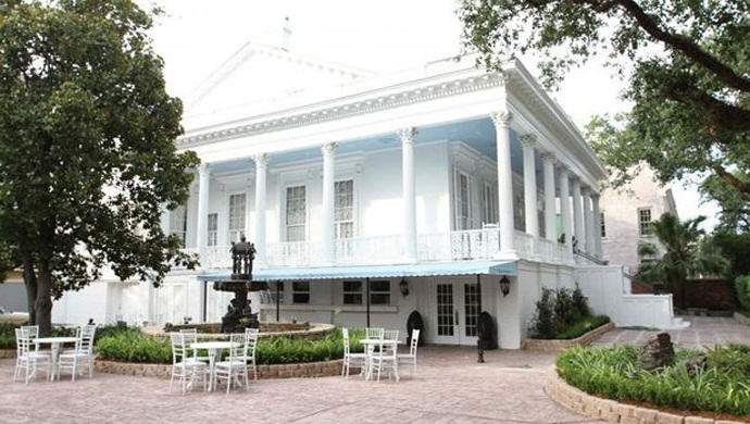 Creepy ahdisti talo on myynnissä Amerikassa.