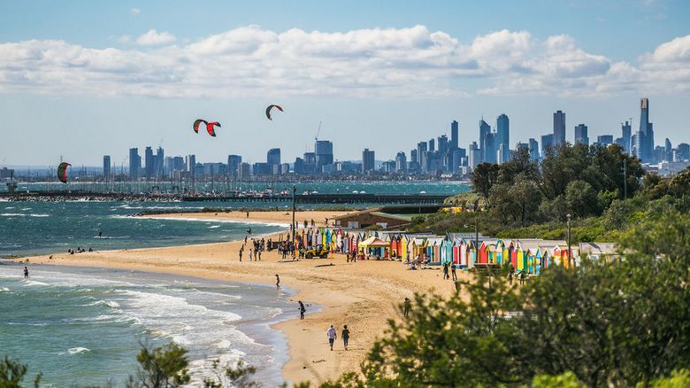 Australiassa ilmestyi petollisia merivirheitä - uinnista tuli vaarallista