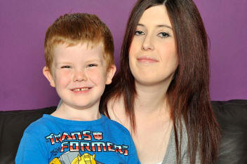 Britanniassa 5-vuotias ruokkii johtoja päivittäin.