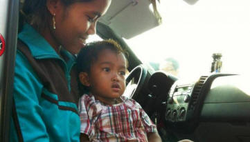 Kambodžassa tuhannet potilaat menevät ihmelapsiin, jolla on parantajan lahja