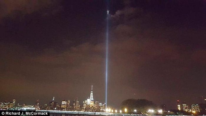 Valoisa enkeli ilmestyi valonheittimien säteisiin