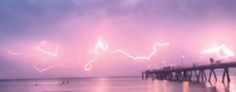 Taivaalla Adelaiden yläpuolella otettu video