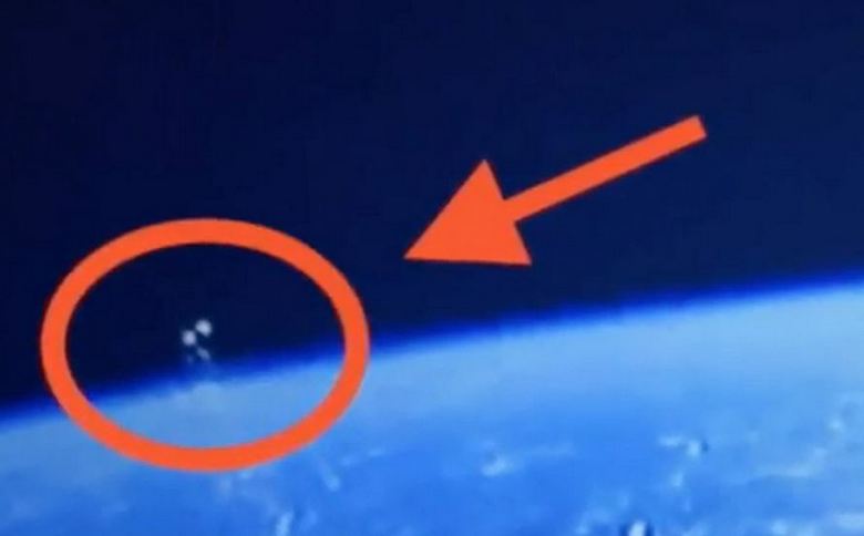 Ryhmä tuntemattomia avaruusaluksia putosi ISS-kameran linssiin