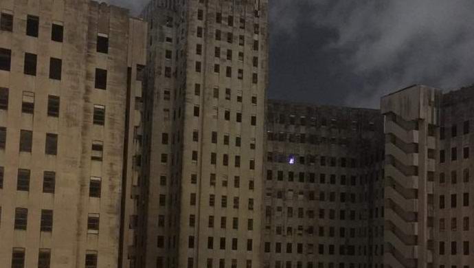 Jouluhaamu ilmestyi hylätyn sairaalan ikkunaan