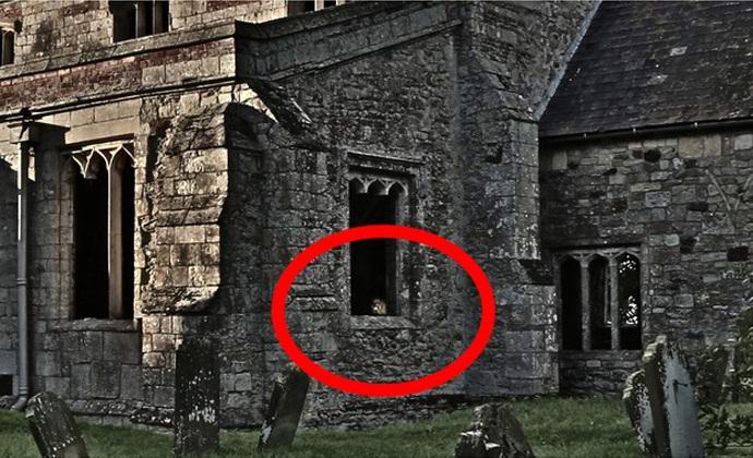 Haamu ilmestyi hylätyn kirkon ikkunaan
