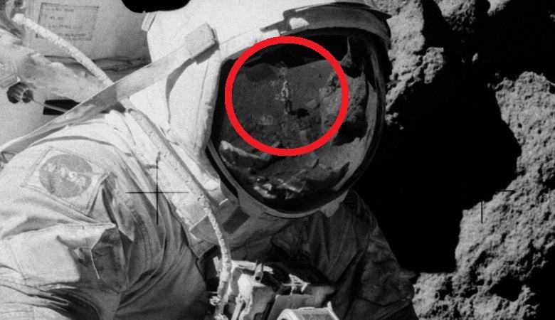 Kypärän pohdinnassa astronautti löysi miehen seisovan kuulla farkut ja lenkkarit